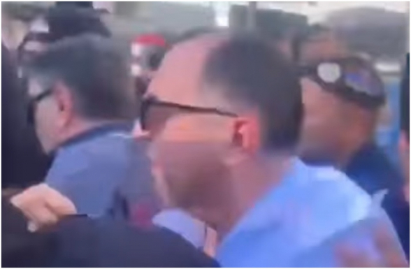 Ինչպես են Նիկոլի խոնարհ ծառաները Քննչական կոմիտեի դիմացից բերման ենթարկում «Մայր Հայաստան» խմբակցության անդամ Սամվել Հարոյան (տեսանյութ)